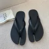 디자이너 흰색 패션 슬리퍼 Maisons Flip Flops Tabi Low Sandal 2024 New Men 슬라이더 캐주얼 신발 검은 여행 플랫 Sandale Pool Shoe Womans Beach 슬라이드 크기 35-46