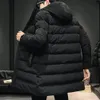 Bawełniany płaszcz z wysoką kołnierzem w połowie długości do ochrony wiatru ciepło zimowa męska parka z kapturem 231229