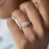 Cluster Ringe Exquisite Silber Farbe Mode für Frauen Einfache eingelegte Zirkon Weiße Steine Hochzeit Set Verlobungsschmuck