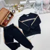 Set di abbigliamento 23Ss Kid Bambini Abiti firmati Girocollo Plaid impiombato Piviere a maniche lunghe Felpa con cappuccio Pantaloni sportivi in vita elastica Set di alta qualità Dh8Ek