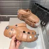 Luxuriöse Designer-Hardcrocs-Paar-Wildledersandalen. Flache Damenpantoffeln. Baumwoll-Canvas-Sandalen. Vielseitige Strandpantoffeln der Modemarke. Micro-Wildleder-Gummi-Slide Größe 35–44