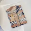 Ny Child Cardigan Multi Color Stripe Design Baby tröja Storlek 90-150 Designer V-hals Knickad spädbarnsjacka dec20