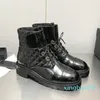 Nuevas botas de tobillo de motocicleta para mujer, piel de becerro brillante, Beige oscuro, botines con flecos negros, cordones con hebilla, zapatos casuales de invierno de diseñador de lujo