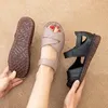 Женские сандалии, лето 2023, крутая удобная обувь на плоской подошве для мам, женские сандалии из искусственной кожи с открытым носком среднего и старшего возраста