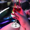 Masa paspasları yastık kokteyl çubukları şişeler likör bardağı şarap parlak cam dekor lambası parti pedleri ışık içiyor