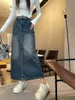 Gonne Gonna di jeans da donna 2023 Autunno Lettera Decorazione Spacco sul retro Mezza Giappone Coreano Semplice Versatile Sottile Lunga