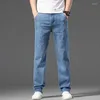 Mäns jeans 2024 Spring Summer Classic Pocket Män passar rak tunt Loose Cotton Middle midja Business Casualight Pants