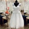 Abito da sposa corto bianco Lunghezza al ginocchio Tulle Pizzo Spiaggia Boho Abiti da sposa Sexy scollo a V Backless Abito da sposa bohémien 2024 Paese in rilievo Ricevimento civile Seconda festa