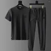 Tracksuits masculinos homens outfit verão plissado conjunto de treino macio respirável camisa calças de duas peças casual esportes terno para uso diário alto gelo