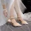 Sandálias retro mulher sapatos pérola fivela 2023 verão saltos altos terno feminino bege original baixo laços de salto alto cinta meninas fashi