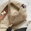 Midjepåsar Fashion Plush Solid Color Underarm Bag Women's Love Shoulder Autumn and Winter Large Capacity Handväska 2023