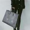 Designer Tote Bag Classic Gara per spalla fiore in rilievo Women Borse Borse Tote con due lunghi cinghie che ripongono file di ufficio e laptop otg gm mm tote borse