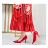 Elbise ayakkabı bayanlar gelin düğün sivri ayak parmağı pompaları inci kırmızı saten işlemeli kıyafetler