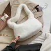 Midjepåsar Fashion Plush Solid Color Underarm Bag Women's Love Shoulder Autumn and Winter Large Capacity Handväska 2023