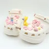 Bonito rosa pato encantos designer diy anime sapatos decaration charme para croc jibs tamancos olá crianças meninas presentes3501