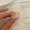 Кольца кластера Минималистичный геометрический золотой цвет Открытое циркониевое сердце для женщин Корейские модные ювелирные аксессуары Простое кольцо для студенток