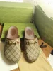 Kapcia plażowe designerskie buty letnie modyfiki leniwe płaskie pantofle Baotou klapki skórzane litery Lady Cartoon Slajdes Buty damskie metalowe damskie sandały Rozmiar 34-42
