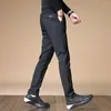 Pantalones para hombres Otoño Invierno Elasticidad Casual Color sólido Cintura alta Lápiz Ropa de gran tamaño Botones de todo fósforo Cremallera Slim Straight