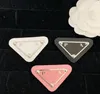Fashion P-Letter Brooch Designer Brooches Inversed Triangle Style Marque pour hommes Femmes Charme Gift Gift High Quality Bijoux Accessoires