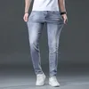 Jeans masculinos designer luz luxo para homens 2022 primavera / verão fino ajuste pés elástico casual edição coreana high end marca pequena abelha 5mnm 8ej7