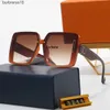 Óculos de sol de designer de moda para ambientes externos Armação de PC Luxos lvity Designers Classic Lady Mirrors for Women Men Protection Sun Glasses