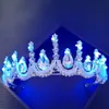 Biżuteria do włosów ślubnych 12 stylów świecące tiary kryształowa perłowa panna młoda ślubna korony z niebieską światłem LED Luminous Princess Crowns Party Diadem 230630