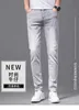 Designer de jeans masculin Spring Jeans Version coréenne masculine Small Foot Slim Fit International High Dee Light Luxury Cotton Bullet Medusa broderie 6F6D