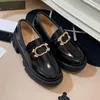 Designer-Damen-Loafer mit Profilsohle, klobige Schuhe aus schwarzem Leder, silberfarbene Metallteile, ineinandergreifendes Detail und Kettenschuh 04