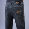 Heren Jeans designer Koreaanse versie 2021 herfst en winter nieuwe Medusa geborduurde jeans heren elastische slim fit rechte broek met kleine pijpen dikke stijl W9U3
