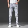 Mäns jeans designer sommar tunn ljusgrå jeans för män med smal passform och små fötter, koreansk version trendig stretch mångsidig avancerad broderad skönhetshuvud n7hg