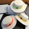 2023 nouveau Pd chapeau mode hommes femmes chapeaux de soleil large bord papier paille Fedora Jazz canotier casquettes porc tarte casquette avec bande