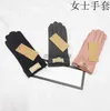 2021 Design rękawiczki damskie na zimę i jesień kaszmirowe rękawiczki z uroczą futrzaną kulką Outdoor sport ciepłe zimowe rękawiczki 5629