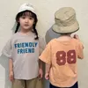 Completi di abbigliamento Vestiti estivi per bambini in stile coreano Neonati maschi T-shirt Bambini a maniche corte in cotone con stampa di lettere Pullover Top 230630