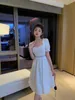 Podstawowe sukienki zwykłe projektant Letni litera haftowa bąbelkowa krótkie rękaw otwarte damska sukienka elastyczna talia Slim Pasek 3DCW