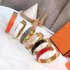 Bracelets en or plaqué classique pour femmes bracelet émail bijoux durs pulsera mode joli style de loisirs bracelet de créateur délicat senior ZB003 E23