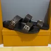 디자이너 슬리퍼 슬라이드 샌들 샌들 여름 아파트 섹시한 진짜 가죽 플랫폼 신발 레이디스 해변은 조정 된 금 버클 여성을 가진 2 개의 스트랩 세련된 슬라이드