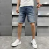 Mäns jeansdesigner Nya europeiska denimshorts för mäns avslappnad trend, rufsade och stiliga mittbyxor, sommar tunn rak ben fem stycken tryckt 44bt