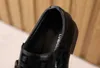 Spor Ayakkabı Erkek Çocuk Ayakkabıları Orta Büyük Erkek Çocuklar İçin Deri Daireler Metal Toka Klasik Stil Moda Beyaz Siyah Düğün Sahnesi 26-36 NewHKD230701