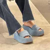 pantoufles pour femmes avec semelles épaisses et vêtements extérieurs à une ligne. 2023 semelles de génoise d'été chaussures de plage surélevées sandales pour paresseux