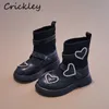 Sneakers Fashion Heart Crystal Stivali per bambini Solid PU Patchwork Boots per ragazze Primavera Autunno Hook Loop Suola morbida Scarpe alla caviglia per bambiniHKD230701