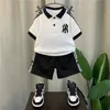 Ensembles de vêtements Tenues d'été pour bébé garçon de 1 à 8 ans Lettre Col rabattu T-shirts Tops et Shorts 2PCS Boutique Infant 230630