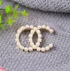 Klassieke Merk Luxe Desinger Broche Vrouwen Goud Zilver Parel Letters Broches Pin Mode-sieraden Kleding Decoratie Accessoires Geschenken