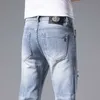 Jeans para hombres Diseñador Diseñador 2023 Estilo europeo Nuevos jeans para hombres Ajuste delgado Pantalones ajustados Bordado perforado Moda en relieve Verano fino BYLS QMFQ