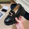Designer-Damen-Loafer mit Profilsohle, klobige Schuhe aus schwarzem Leder, silberfarbene Metallteile, ineinandergreifendes Detail und Kettenschuh 04