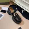 Designer-Damen-Loafer mit Profilsohle, klobige Schuhe aus schwarzem Leder, silberfarbene Metallteile, ineinandergreifendes Detail und Kettenschuh 04