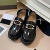 Designer-Damen-Loafer mit Profilsohle, klobige Schuhe aus schwarzem Leder, silberfarbene Metallteile, ineinandergreifendes Detail und Kettenschuh 04