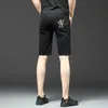 Designer de jeans pour hommes Marque de mode de luxe légère Short en jean d'été Délavé pour homme blanc version coréenne brodé pantalon court polyvalent PDYY