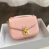 Gece Çantası Mini Zincir Çanta Tasarımcı Crossbody Çanta Deri Omuz Çantası Çanta Kadın Kabartmalı Alfabe Kapaklı Çanta İç Bölmeli