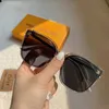 Vente en gros de petites lunettes de soleil rouge filet parfumées du même style anti-ultraviolets fines à grande monture lunettes Tiktok diffusion en direct pour les femmes qui conduisent