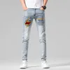 Jeans pour hommes designer 2021 printemps et été mode marque nouvelle jeunesse jeans bleu clair hommes personnalité élastique petits pieds droits pantalons longs hommes T1ZF